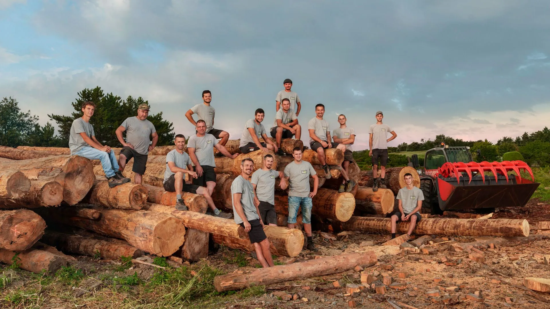 L'équipe des Garçons du Bois réunie sur le parc à grumes de la scierie